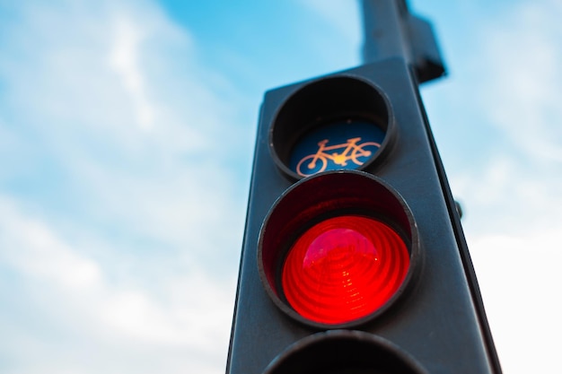 Eine Ampel für Radfahrer verbietet Bewegung