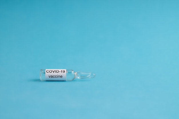 Eine Ampulle mit dem COVID-Coronavirus-Impfstoff liegt