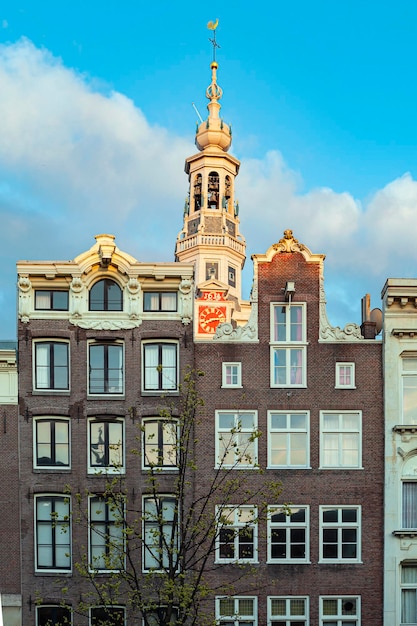 Eine Amsterdamer Straße im Frühling mit bunten Häusern im Stil der klassischen holländischen Architektur