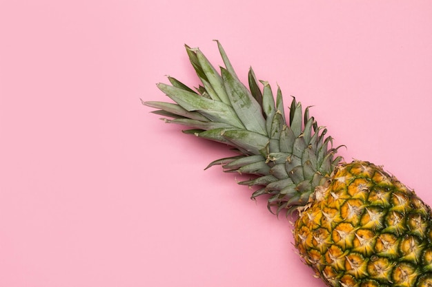 Eine Ananas auf einem rosa Hintergrund