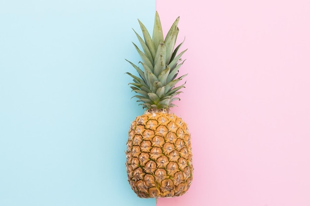 Eine Ananas auf farbigem Hintergrund