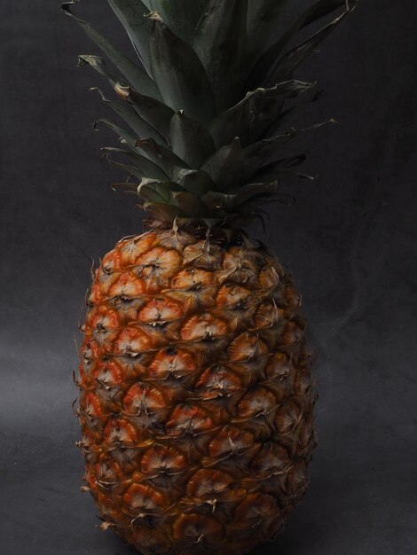 Eine Ananas mit roter Spitze