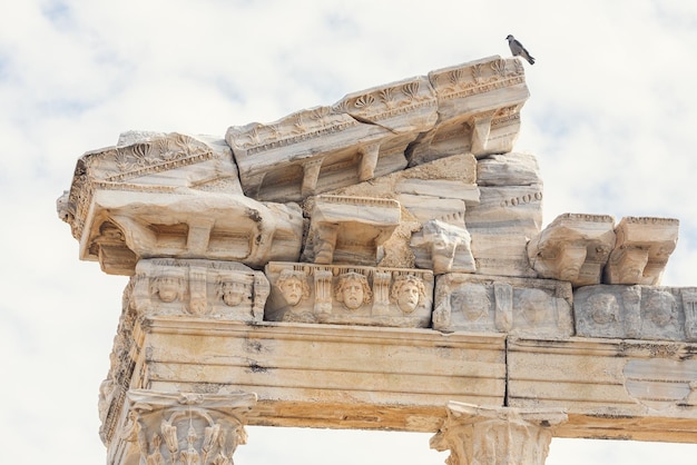 Eine antike Ruinenstadt der Säulen. Ruine. Blick auf die antike Stadt Side, Türkei.