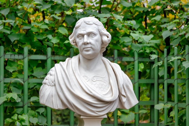 Eine antike Skulptur in einem Sommergarten von Peter dem Großen