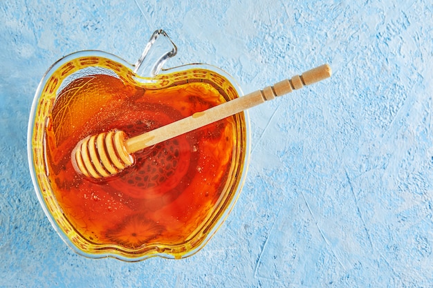 Eine apfelförmige Schüssel mit Honig