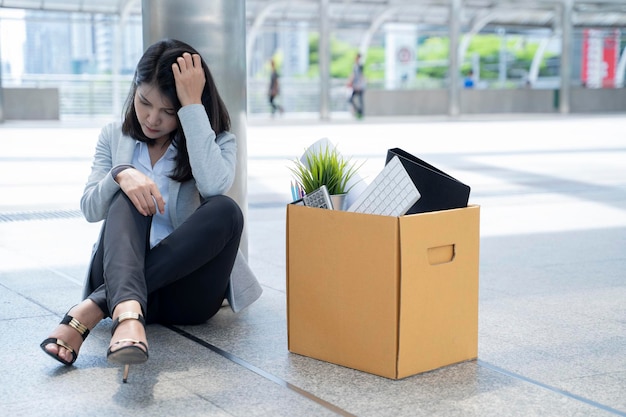 Eine arbeitslose Geschäftsfrau, die im Stress sitzt