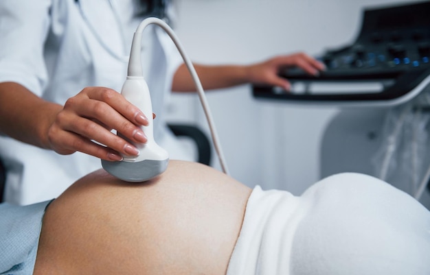 Eine Arztin macht einen Ultraschall für eine schwangere Frau im Krankenhaus