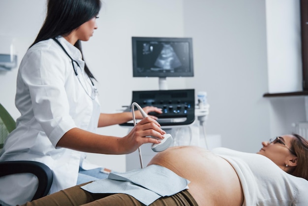 Eine Arztin macht einen Ultraschall für eine schwangere Frau im Krankenhaus