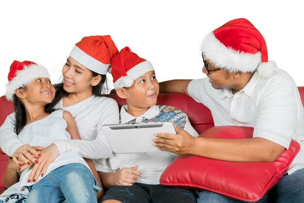 Eine asiatische Familie benutzt zu Weihnachten ein Tablet