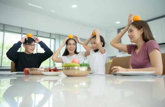 Eine asiatische Familie isst glücklich zusammen im Esszimmer des Hauses Frühstück