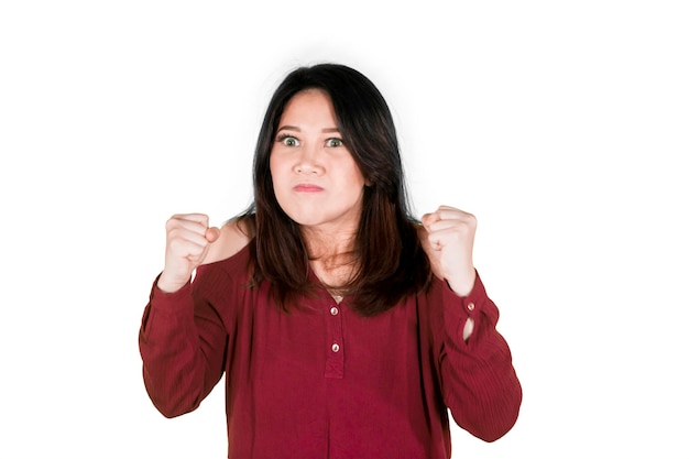 Eine asiatische Frau fesselt ihre Fäuste mit wütendem Gesichtsausdruck.