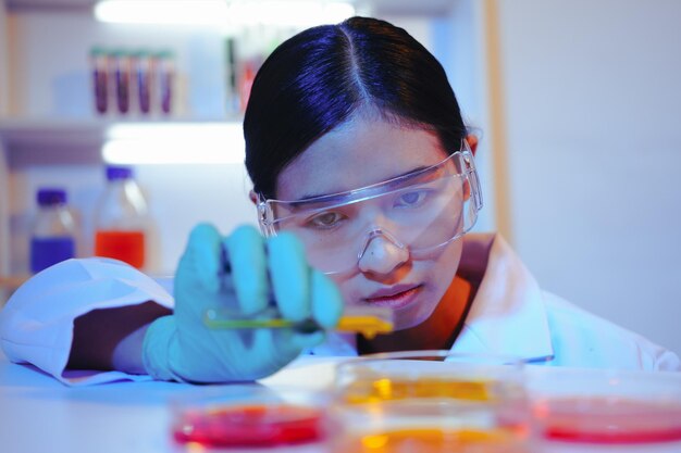Foto eine asiatische wissenschaftlerin führt leidenschaftlich experimente in einem labor durch