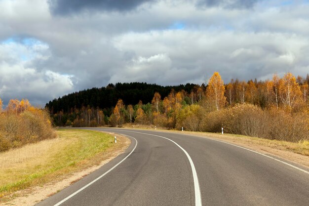 Eine Asphaltstraße in der Herbstsaison