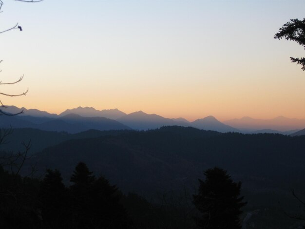 Eine atemberaubende Aussicht auf den Sonnenuntergang mit Bergsilhouetten