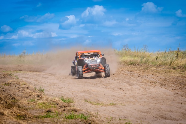 Foto eine atemberaubende aussicht auf die sandige, aktive utv extreme-fahrt im geländewagen