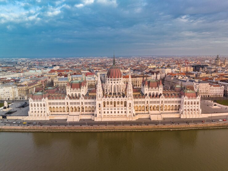 Foto eine atemberaubende drohnen-aufnahme des ikonischen ungarischen parlamentsgebäudes im stadtbild von budapest