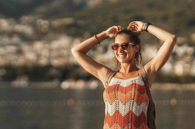 Eine attraktive junge Frau, die einen Sommerurlaub an der wunderschönen Küste des Mittelmeers genießt.