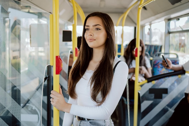 Eine attraktive Studentin verbringt ihren Morgen im Bus, der mit einer jungen schönen Frau zur Universität fährt