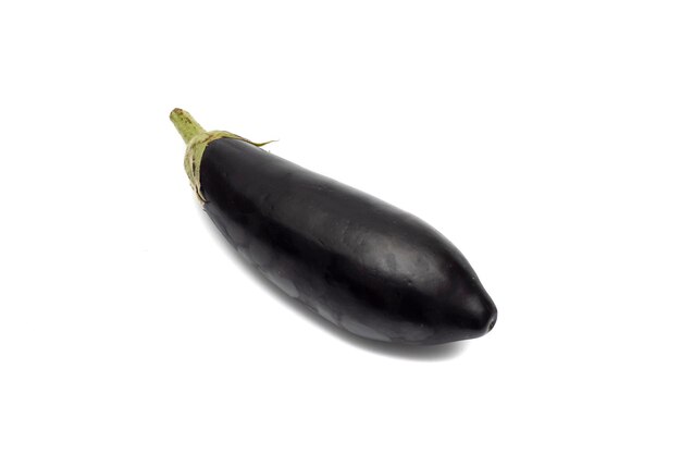 Eine Aubergine isoliert auf weißem Hintergrund