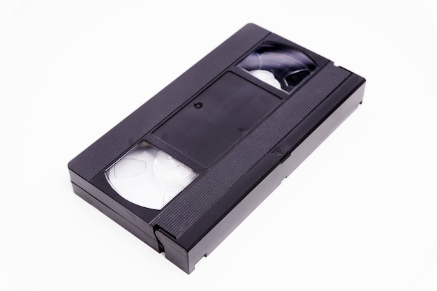 Eine auf Weiß isolierte VHS-Videokassette