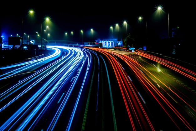 Eine Aufnahme einer langen Belichtung von Lichtern über einer Autobahn nachts in Madrid