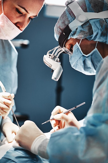 Foto eine aufnahme eines notfalls und eines schweren unfalls im operationssaal ein team von chirurgen macht eine