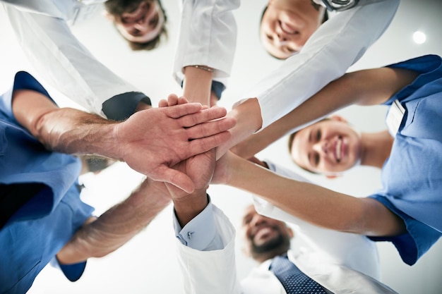 Eine Aufnahme eines vielfältigen Teams von Ärzten, die sich in Einheit die Hände geben