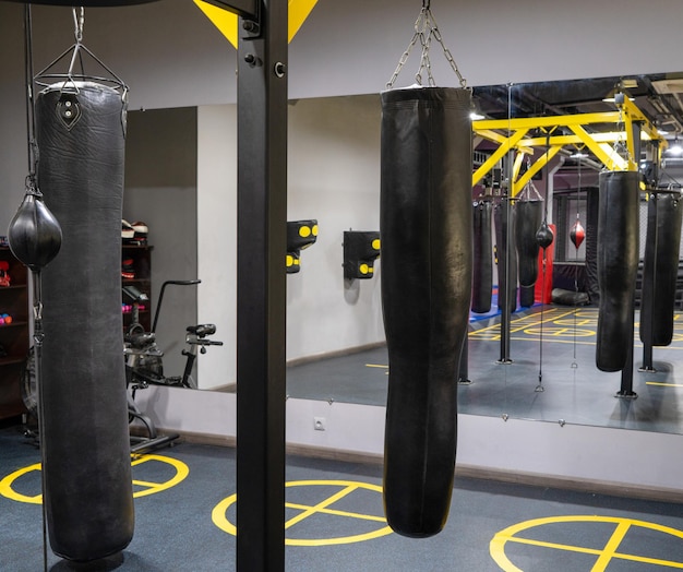 Eine Aufnahme von Boxsäcken in der Sportanlage