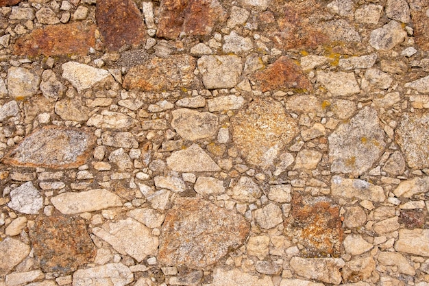Eine aus Granitsteinen gebaute und mit Zement verbundene Mauer
