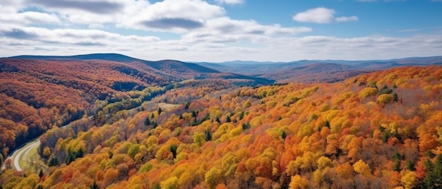 Foto eine aussicht auf die berge mit blauem himmel und wolken