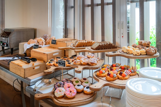 Eine Auswahl an frisch zubereitetem Gebäck am Frühstücksbuffet im Luxushotel.