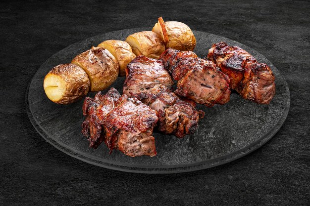Eine Auswahl an gegrilltem Gourmet-Fleisch auf einem rustikalen Steinbrett