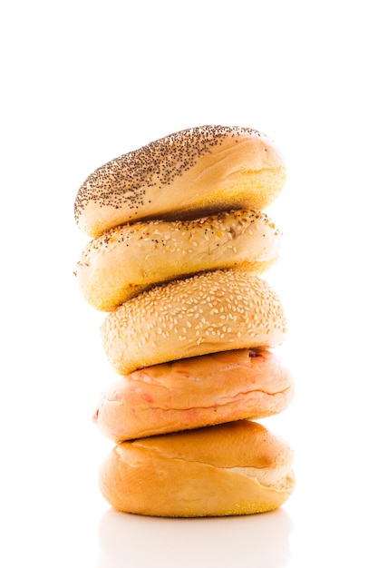Foto eine auswahl an leckeren, frisch gebackenen bagels.
