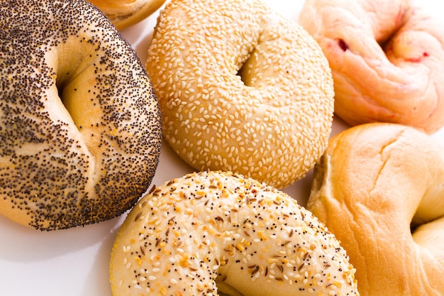 Eine Auswahl an leckeren, frisch gebackenen Bagels.