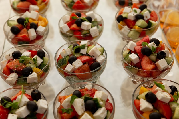 Eine Auswahl an Salaten auf dem Buffettisch. Catering für Geschäftstreffen, Veranstaltungen und Feiern.