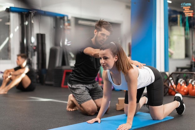 Eine Auszubildende, die im Fitnessstudio trainiert wird