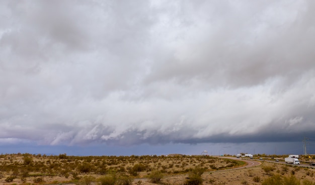 Eine Autobahn führt entlang der Straße nach Arizona, USA