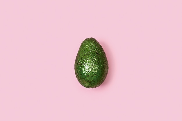 Eine Avocado auf rosa Hintergrund