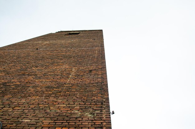 Eine Backsteinmauer mit dem Wort Feuer darauf