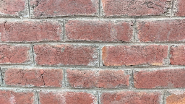 Eine Backsteinmauer mit einem Riss in der Mitte