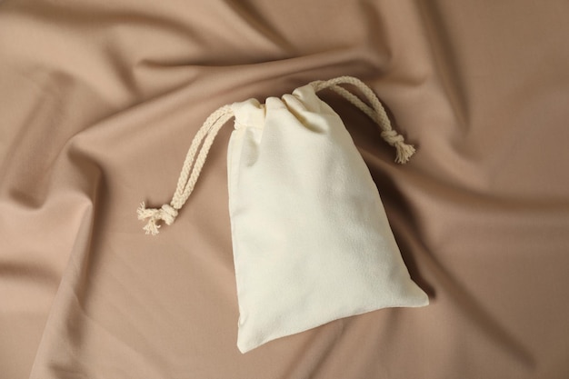 Eine Baumwolltasche auf dunkelbeige Stoff Top-View