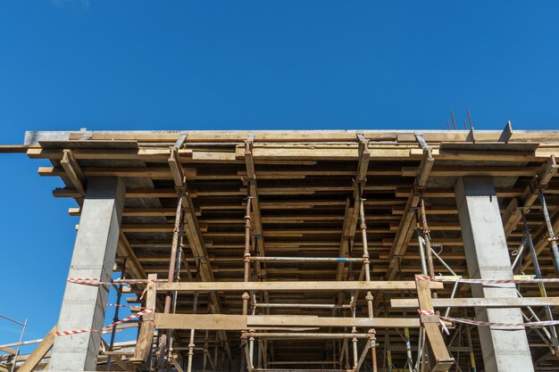 Eine Baustelle im Freien Bau eines neuen Gebäudes Blockbau Stahlbetonbalken und Holzböden und Dächer