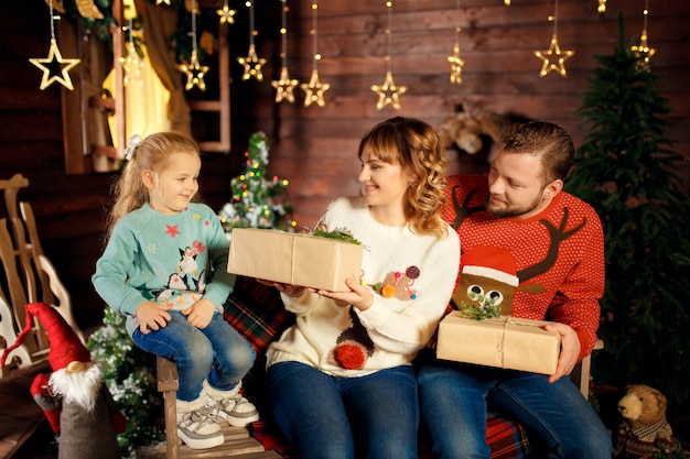 Eine befreundete Familie feiert gemeinsam mit der Familie Weihnachten