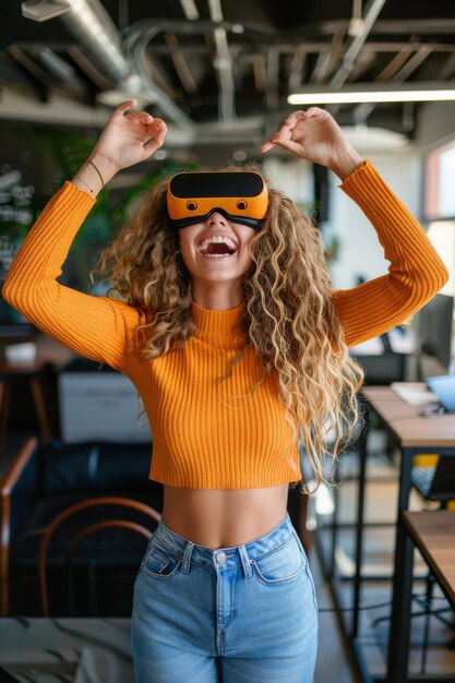 Eine begeisterte junge Frau erlebt die virtuelle Realität. Ihre freudigen Ausdrücke erfassen die eindringliche Aufregung der VR in einem modernen Büro.