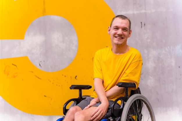 Eine behinderte Person im Rollstuhl mit einer Zementwand