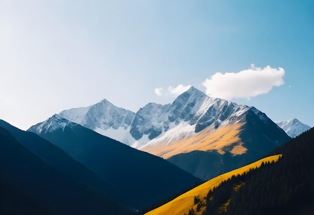 eine Bergkette mit einem gelben Berg im Hintergrund