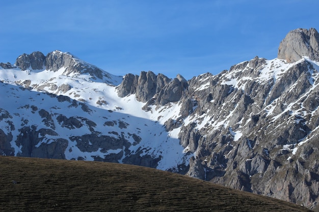 Eine Bergkette mit Schnee auf den Bergen