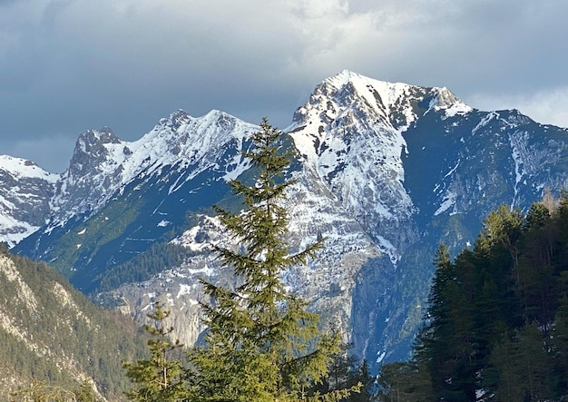 Eine Bergkette mit Schnee auf der Spitze