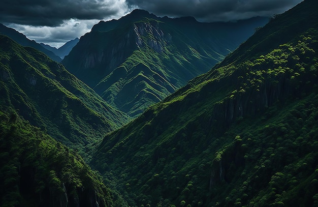 Eine Berglandschaft mit dunklem Himmel und Wolken