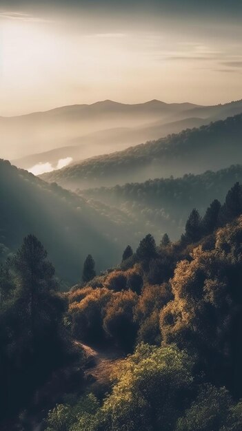 Eine Berglandschaft mit einem Sonnenuntergang im Hintergrund